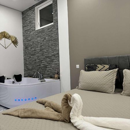 Suite Gold By L Amaryllis I Jacuzzi & Sauna Prive I Centre Beziers Arrivee Autonome エクステリア 写真